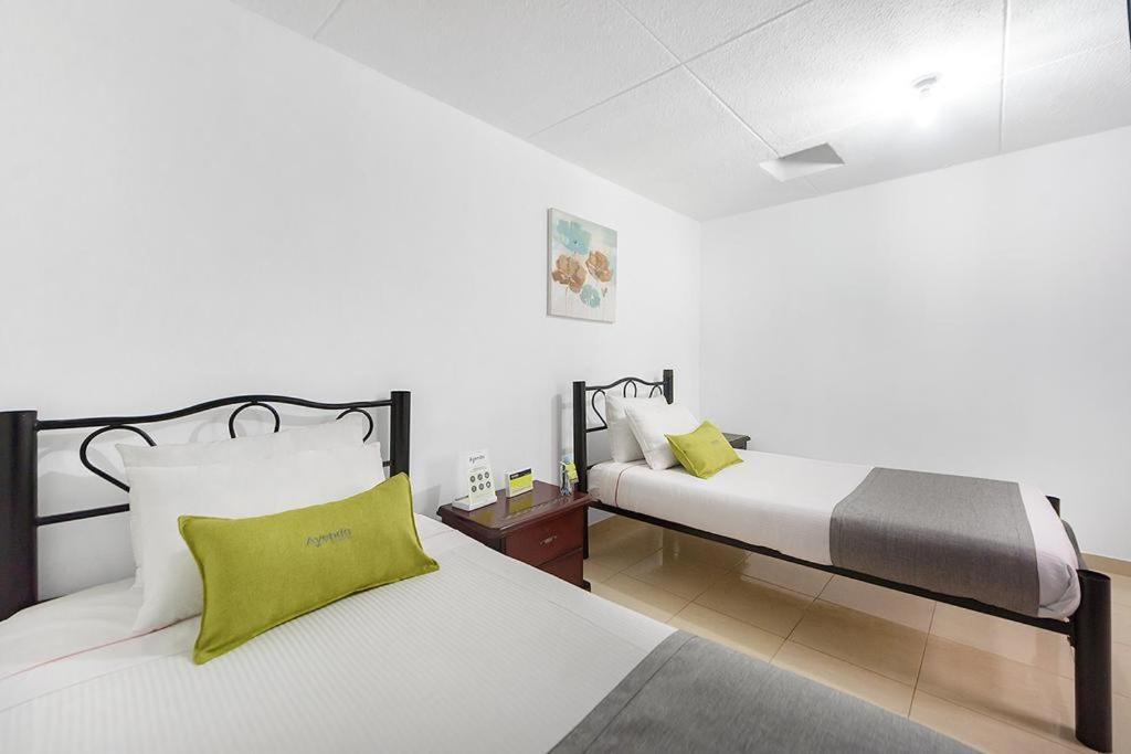 Hotel Casa Normandia Bogota Bagian luar foto